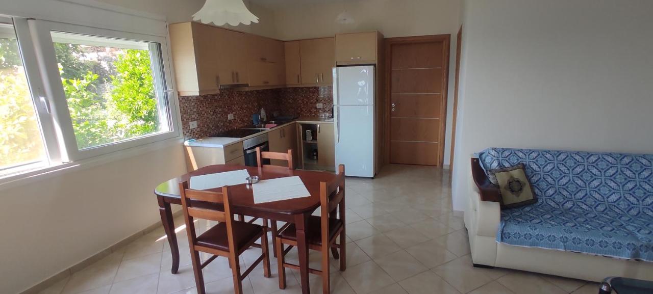 Lucas Apartments Himare Rum bild