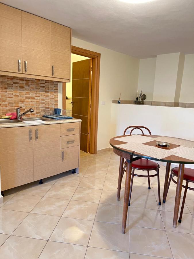 Lucas Apartments Himare Exteriör bild